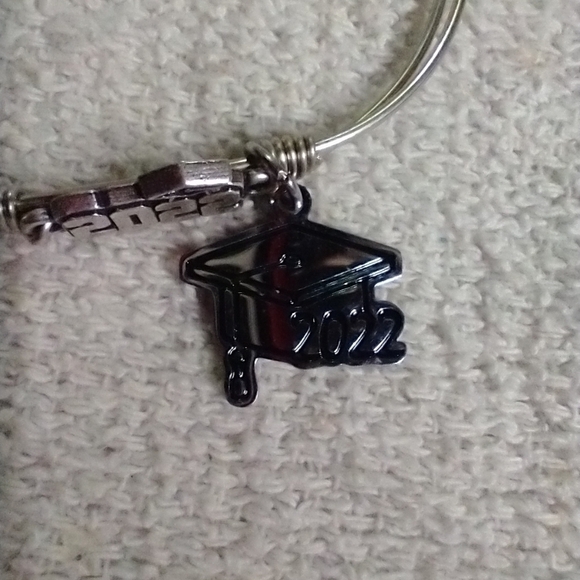 Silvertone graduation 🎓 born in the USA 2022 wire bracelet - Picture 6 of 6